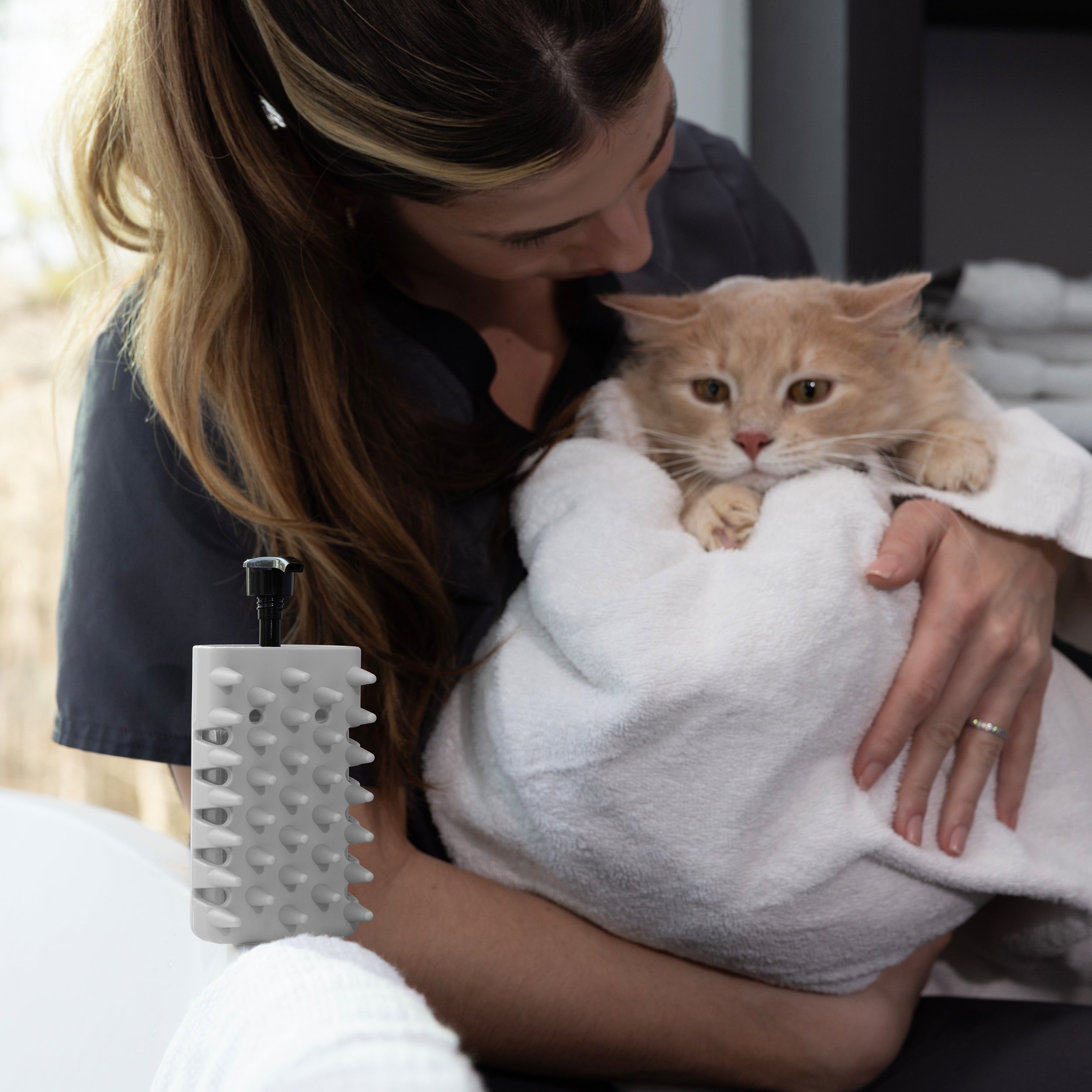 Pet 2-In-1 Shampoo-Dispensing Bath Brush